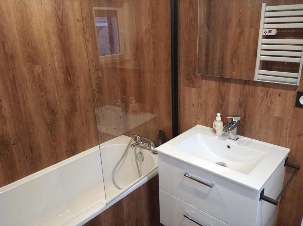 Sejour Au Jardin De Cupidon Avec Jacuzzi Et Sauna Balbigny Exterior foto